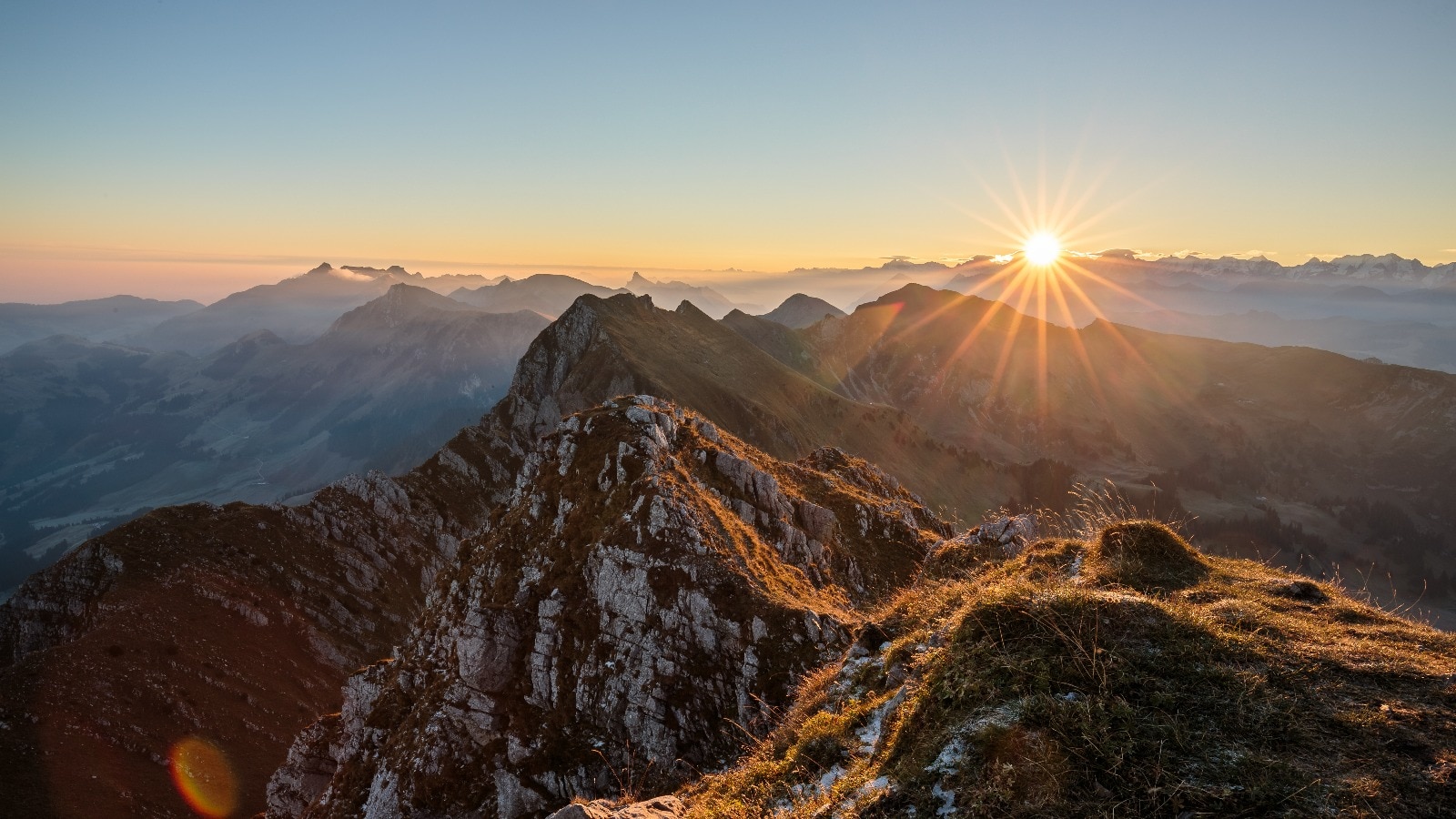 Utsikt fra fjelltopper i vill natur